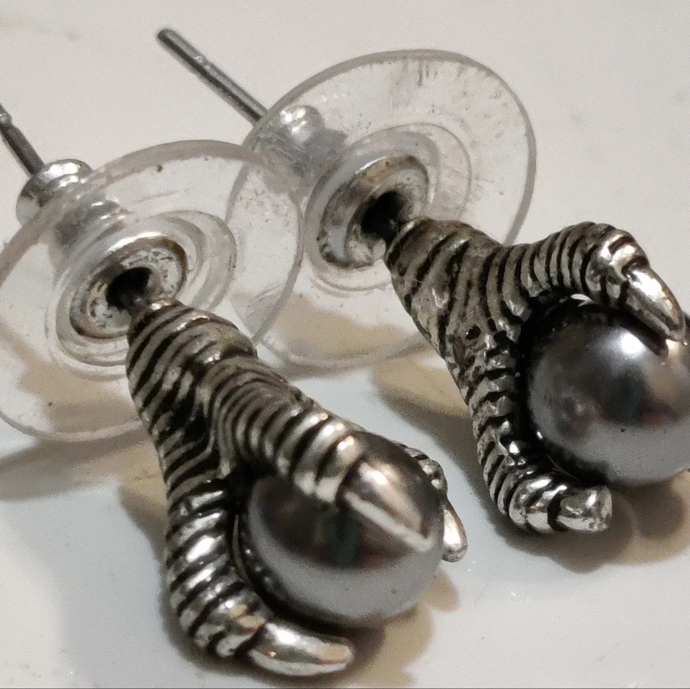 🐉 Vintage 90s dragon claw stud earrings